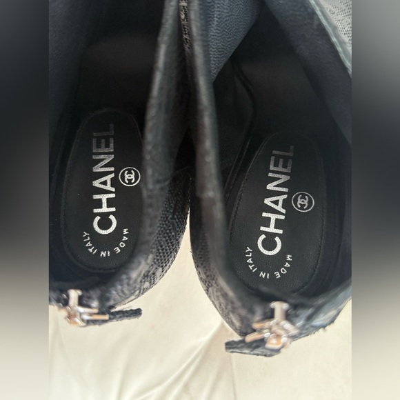 SOLD!! Chanel CC Lace Design Heels. - Picture 4 of 5